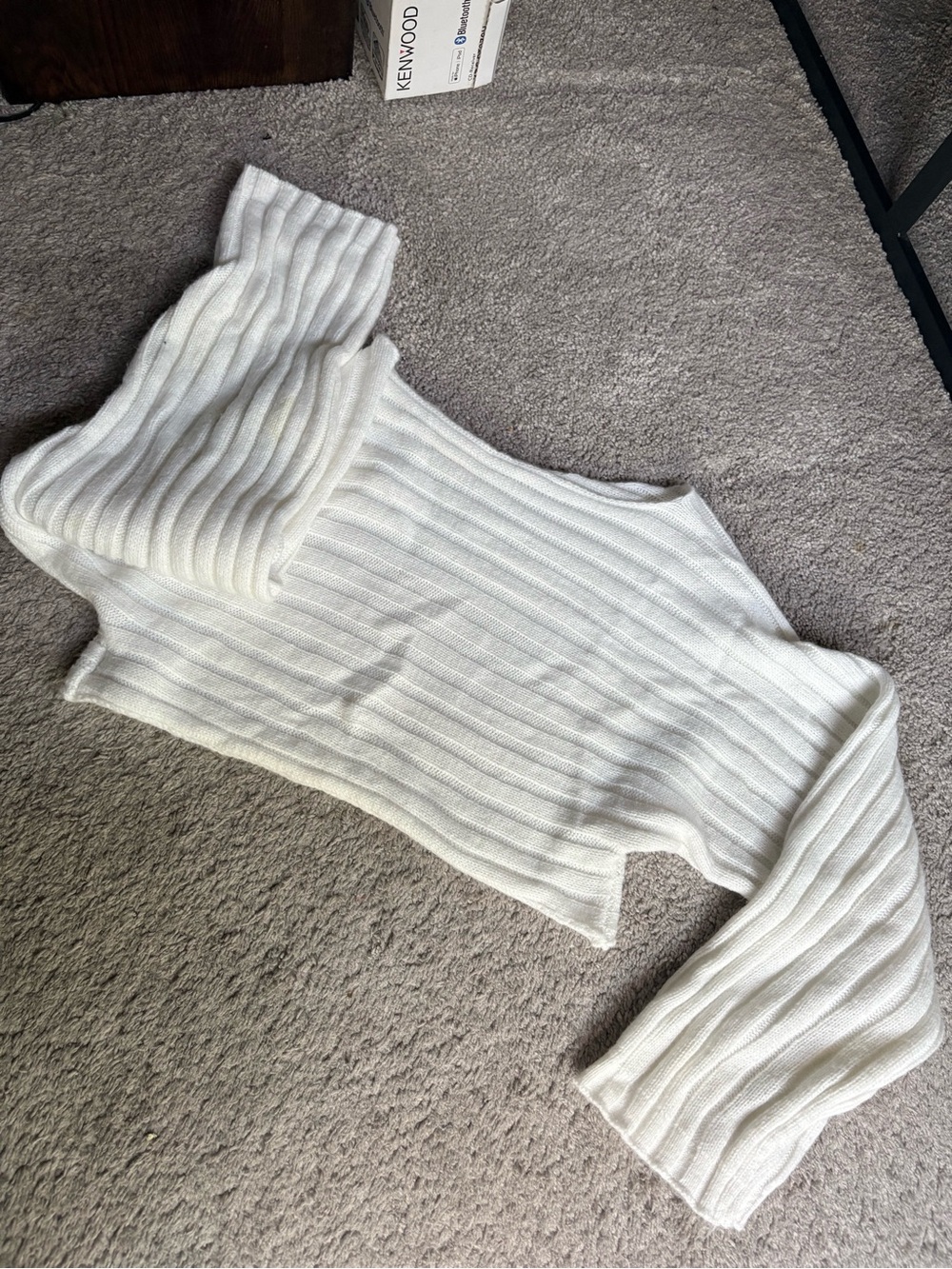 Cropped White Ribbed Knit Sweater - Picture 3 of 3